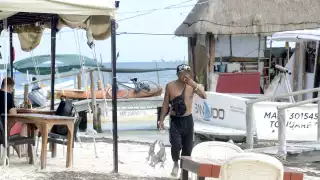 Este destino vacacional cumple 55 años entre contrastes: mientras los visitantes disfrutan hoteles de lujo, miles de habitantes requieren lo necesario para subsistir, situación que se agudiza en asentamientos ilegales