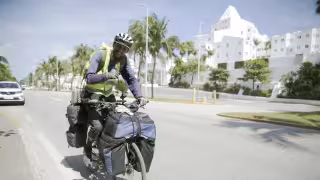 El trotamundos, de 41 años, recorrerá más de 14 mil kilómetros. Dijo que en su camino ha encontrado todo tipo de personas