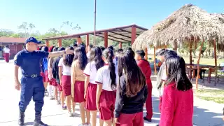 Algunos opinan que este problema social comienza  fuera del hogar, cuando los muchachos están expuestos.