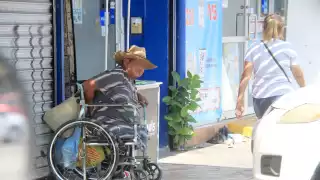 El hombre vive en la calle y tiene que cuidarse de los asaltantes de la ciudad