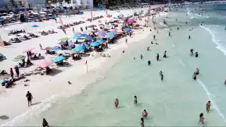 Tanto en la zona hotelera, como en Puerto Juárez, permanecieron elementos de rescate y vigilancia para salvaguardar a los bañistas que disfrutaron del mar