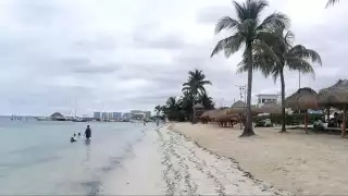 Se recomendó a la población no realizar actividades acuáticas mientras permanezca activo el cierre, que está sujeto a la mejora de las condiciones climáticas