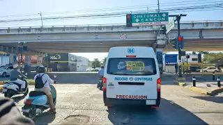 En varias avenidas, conductores deben sortear los baches para evitar daños a sus vehículos