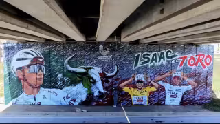 Isaac del Toro inspira a Ensenada con un mural tras brillar en el Tour de Francia