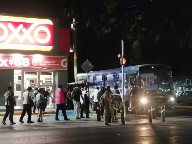 En varias calles hay pasos peatonales sin  recubrimiento antirreflejante, lo que podría  causar un accidente