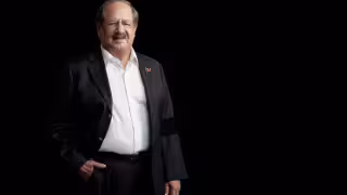 "Bandera de cuadros para la voz que se hace leyenda"; muere Marco Tolama, emblema del automovilismo mexicano