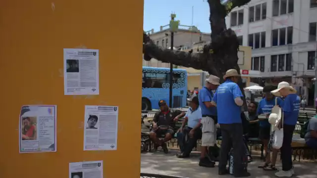 Familiares realizaron ayer una pega simbólica de fi chas de búsqueda en el parque Eulogio Rosado