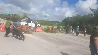 Habitantes de Caobas bloquean la carretera Escárcega–Chetumal por falta de luz   