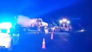 Vuelca camión en la carretera Escárcega-Chetumal; chofer termina lesionado