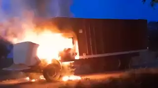 Se incendia camión cañero en Champotón por presunto cortocircuito 