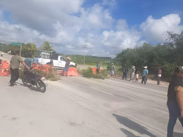 Habitantes de Caobas bloquean la carretera Escárcega–Chetumal por la falta de energía eléctrica desde el viernes