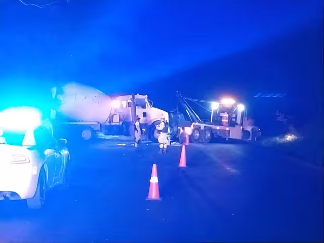 El conductor de un camión de olla se volcó en la carretera federal Escárcega-Chetumal