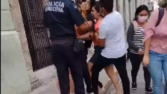 En medio de su agresión, la joven engañada muerde a su novio para intentar llegar a su rival de amores En medio de su agresión, la joven engañada muerde a su novio para intentar llegar a su rival de amores