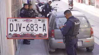 Con crayola roja quiso “revivir” sus placas vencidas y terminó detenido en Campeche