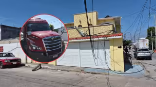 Trailero derriba postes y causa severos daños en Ciudad del Carmen