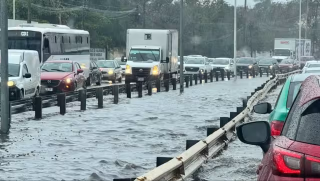 Se reportan calles anegadas y afectaciones al tránsito vehicular.