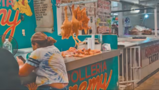 Ambulantaje golpea a vendedores formales de pollo en Escárcega