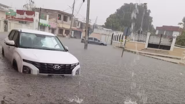 Autos quedaron varados por las inundaciones en Campeche.