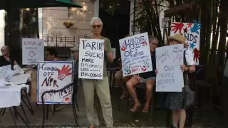 Estadounidenses protestan en Mérida en contra del Gobierno de Donald Trump