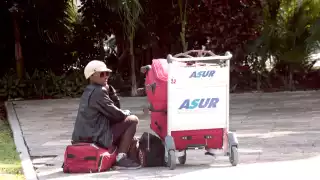 Tres semanas viviendo en el aeropuerto de Cancún: Laurie, la turista francesa desesperanzada al  no poder salir del país