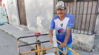 Wilfredo Jiménez, marinero, se dedica a la venta de agua de coco durante el período de veda del mero