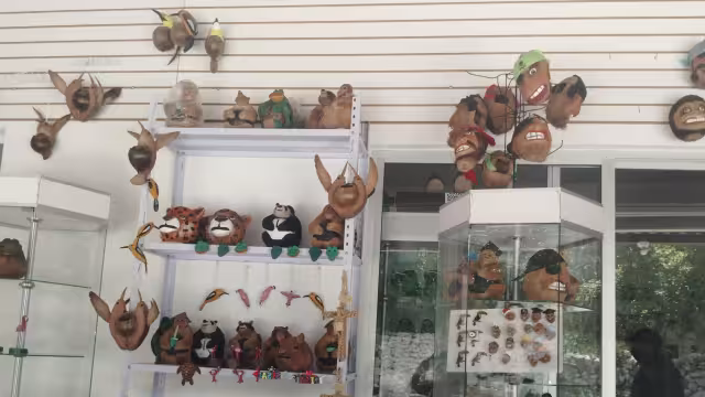 Mantiene sus puertas abiertas todo el año desde el 2022; venden artículos como tallados de coco