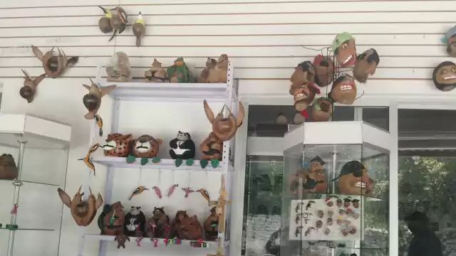 Mantiene sus puertas abiertas todo el año desde el 2022; venden artículos como tallados de coco