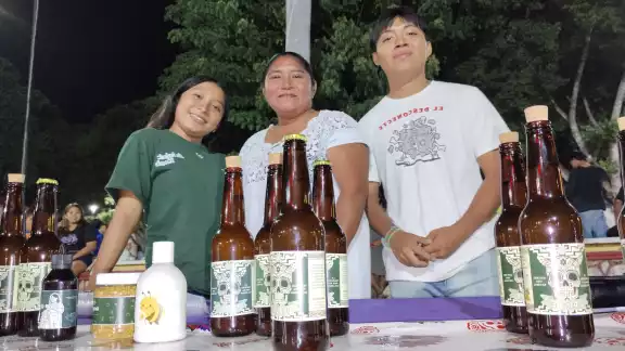 Con miel de abejas meliponas y la corteza de un árbol se elabora una bebida ceremonial maya