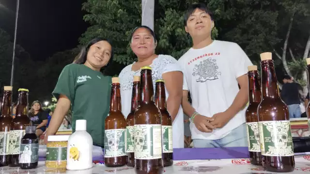 Con miel de abejas meliponas y la corteza de un árbol se elabora una bebida ceremonial maya
