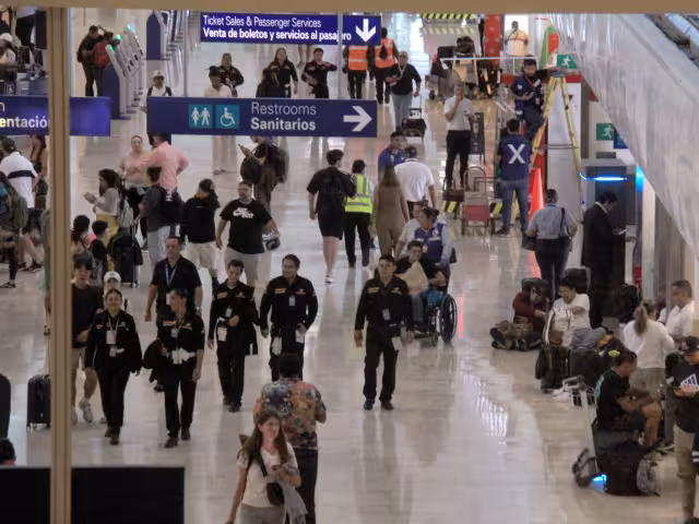 Autoridades mexicanas argumentan que los viajeros tienen inconsistencias en sus papeles.