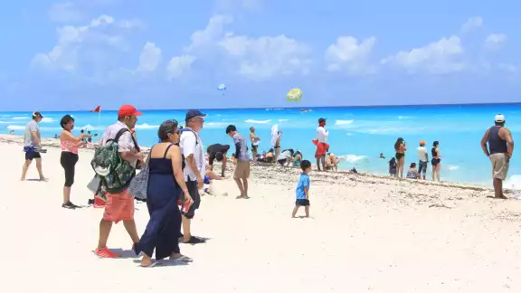 Se recomienda a la población cancunense de salir protegidos de los rayos de sol