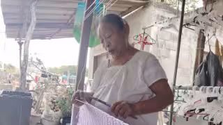 A sus 73 años, doña Pauna Mesina transforma coloridos hilos en un legado para sus familiares