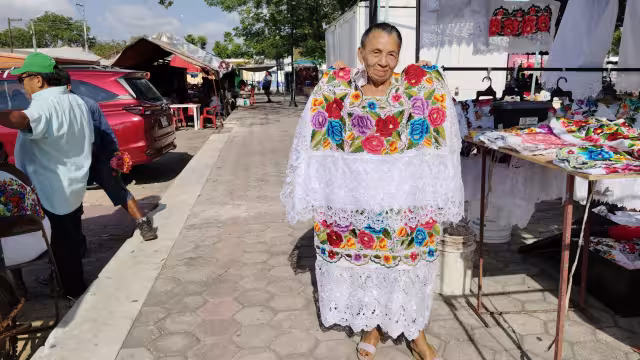 Juanita May Pech lleva más de 40 años elaborando hipiles y ternos a mano con punto de cruz