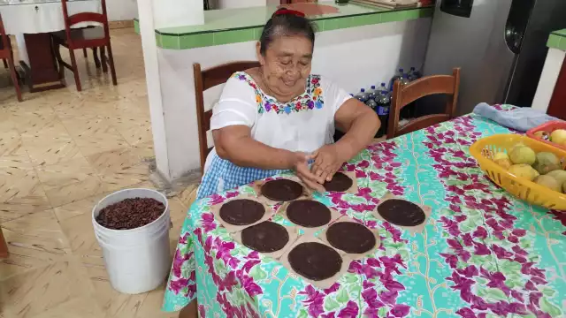 Doña Hilda Yamá fabrica en casa tablillas de cacao propias para estas fechas de Hanal Pixán