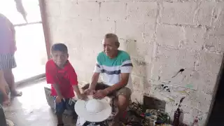 “Siempre me sentí atraído por el arte”: Francisco combina su trabajo de tricitaxista en Hunucmá con la creación y restauración de imágenes y muebles