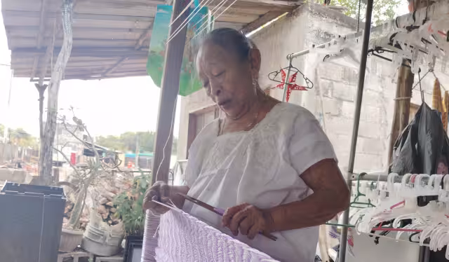 A sus 73 años, doña Pauna Mesina transforma coloridos hilos en un legado para sus familiares