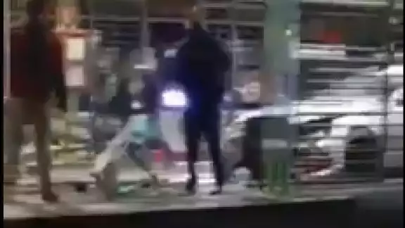 Mercedes Benz se impacta en estación del MEXIBUS en Ecatepec Mercedes Benz se impacta en estación del MEXIBUS en Ecatepec