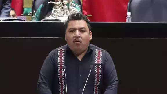 Wildernain Villegas Carrillo recibió la medalla en el Congreso de Quintana Roo