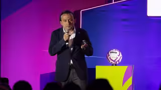 Mikel Arriola es encarado por un aficionado; le exige el regreso del ascenso y descenso