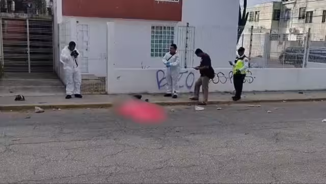 Mujer muere en brutal choque entre motocicleta y automóvil en Cancún