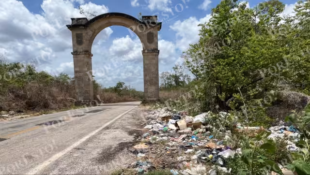 El arco divisorio entre Campeche y Yucatán luce en completo abandono.