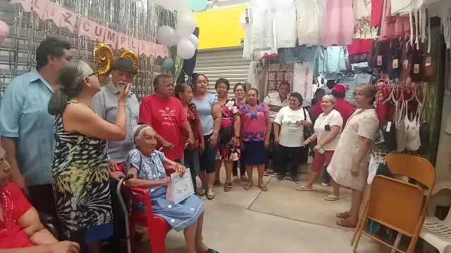 Entre aplausos y canciones, homenajean a doña Mago por sus 99 años en el mercado de Carmen
