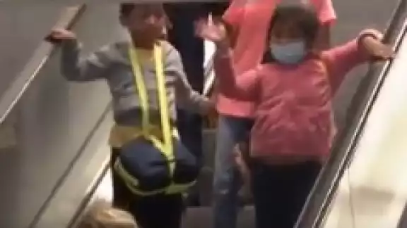 Los pequeños llegaron a salvo al aeropuerto de Chicago donde pasaron a custodia de su abuela Los pequeños llegaron a salvo al aeropuerto de Chicago donde pasaron a custodia de su abuela