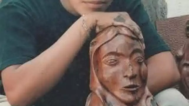 El exponente con uno de sus trabajos