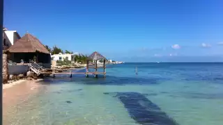 ¿Cuánto cobra un taxi del aeropuerto de Cancún   para llegar a  Puerto Juárez?