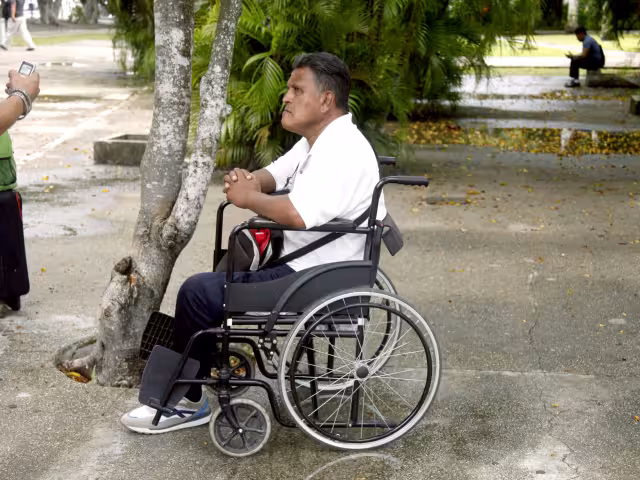 El entrevistado sufrió hace unos años un accidente; debido a su condición no es muy común que se traslade