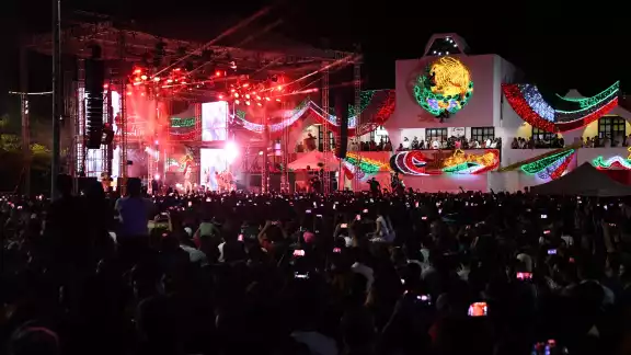 Más de 20 mil personas abarrotaron la Plaza de la Reforma en Cancún para dar el grito Más de 20 mil personas abarrotaron la Plaza de la Reforma en Cancún para dar el grito