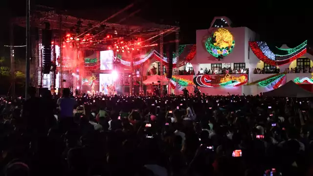 Más de 20 mil personas abarrotaron la Plaza de la Reforma en Cancún para dar el grito