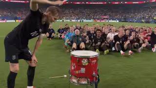 Selección de Noruega celebra su pase a la siguiente ronda remando con su afición