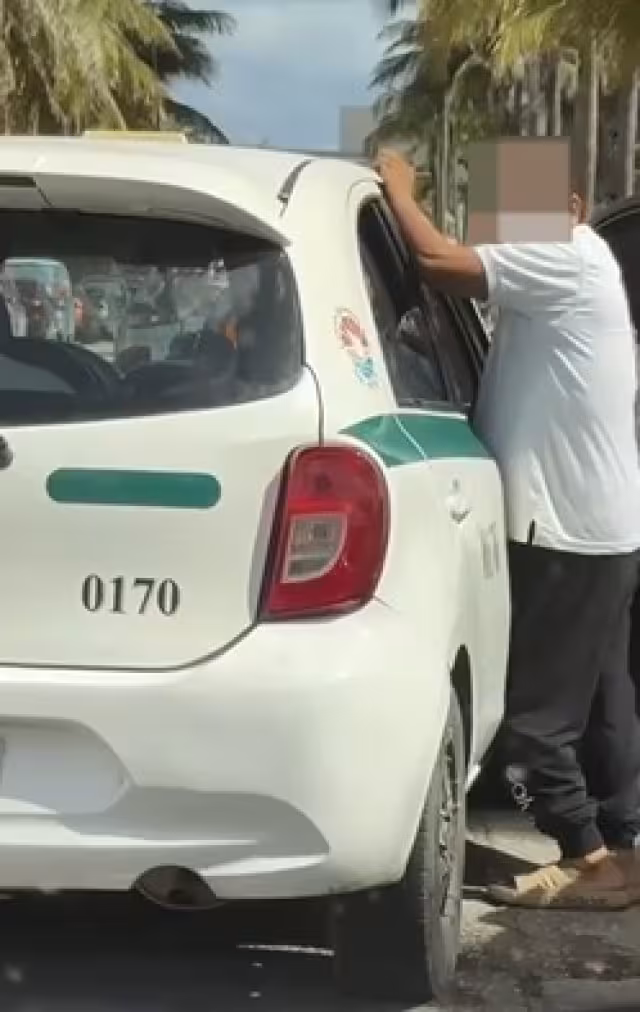 El taxista fue captado por un conductor mientras cometía la falta.